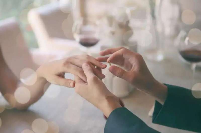 年终金是否属于夫妻共同财产？深圳离婚诉讼律师费用